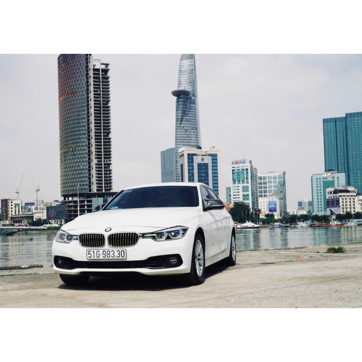 4 chỗ BMW 320i model 2020