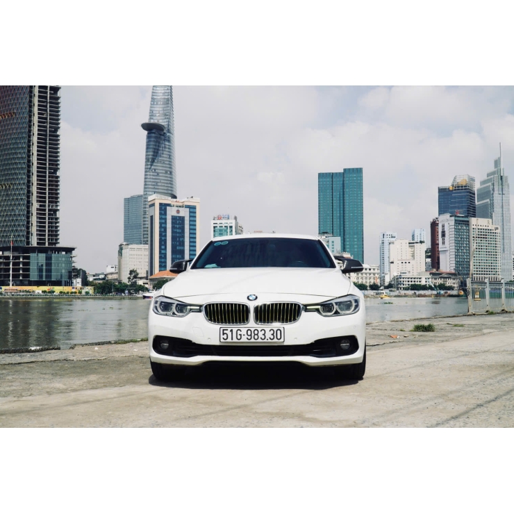 4 chỗ BMW 320i model 2020