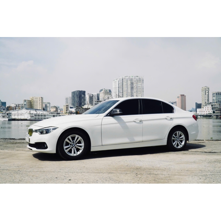 4 chỗ BMW 320i model 2020